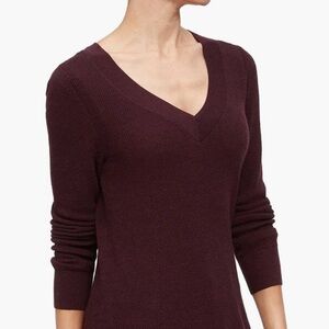 BURGUNDY FITTED STRETCH V-NECK SWEATER